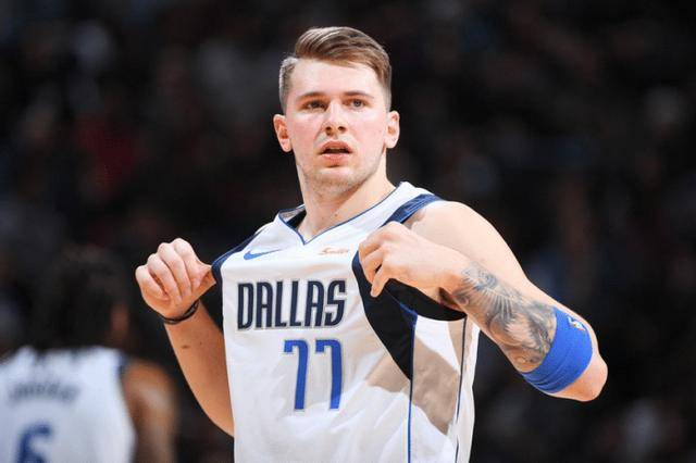 爆发出震耳 爆发出震耳